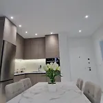 Joel Family Apartment's Center Daire