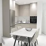 Joel Family Apartment's Center ゴーレム
