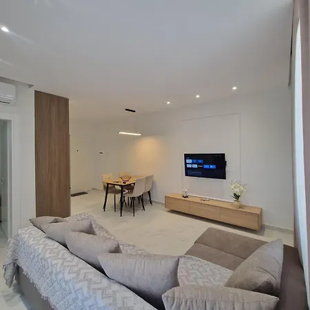 Joel Family Apartment's Center Apartmán Golem (Tirana)