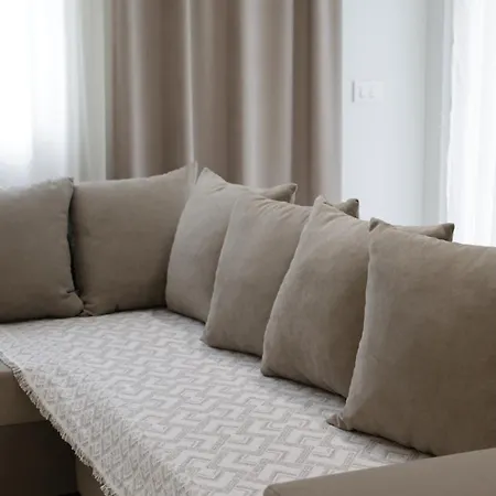 Joel Family Apartment's Center * ゴーレム