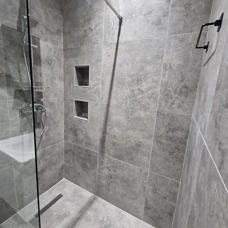 شقة Joel Family Apartment's Center