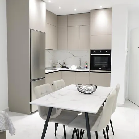 Joel Family Apartment's Center Голем