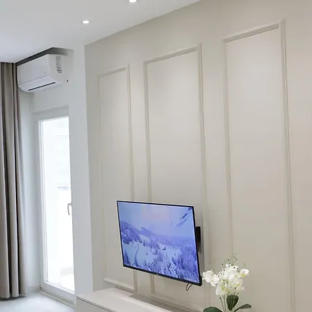 Joel Family Apartment's Center * Голем