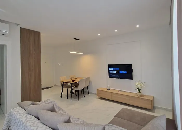 Joel Family Apartment's Center Apartament Golem (Tirana)