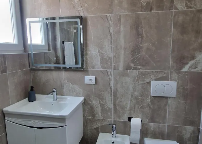 Joel Family Apartment's Center * Golem (Tirana)